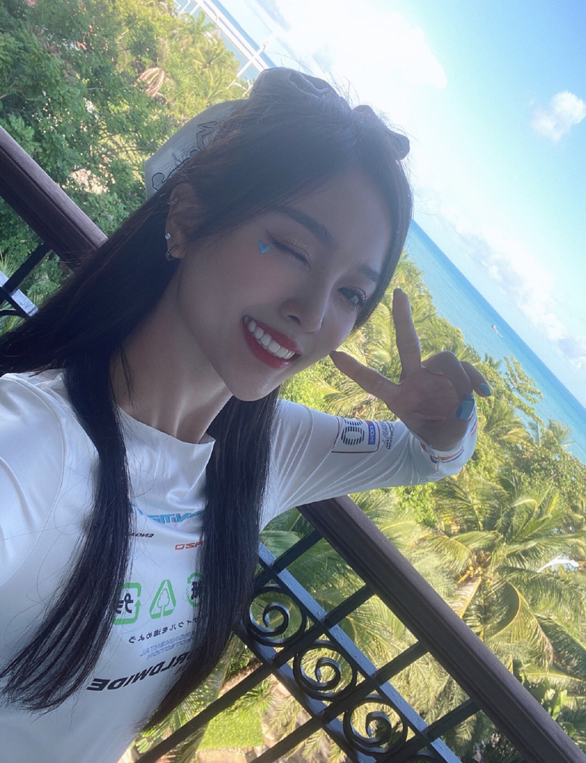 漂亮气质美女明星吴宣仪海景房自拍美照