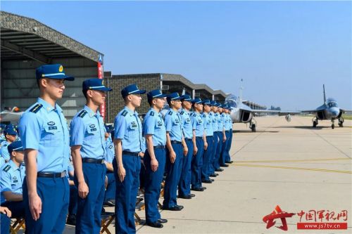 近日,空军石家庄飞行学院某部教10首批飞行学员结业总结表彰仪式正式