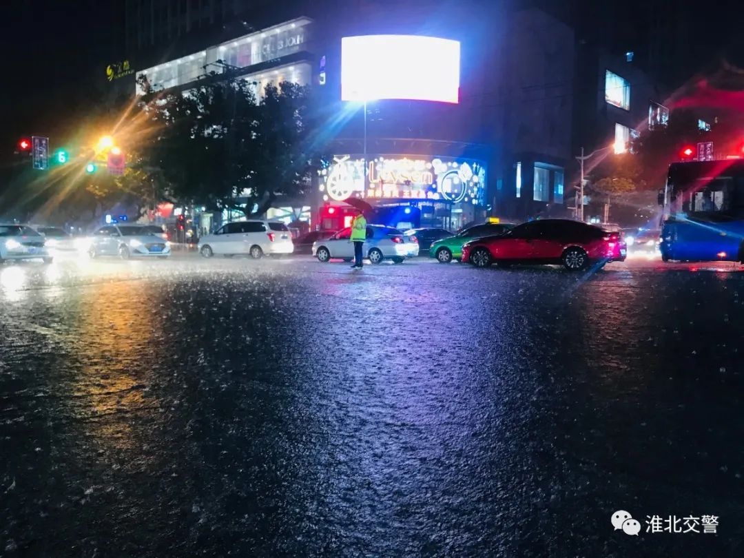 雨一直下 我们一直在 用实际行动 温暖着这座城市 这群"荧光黄"成为