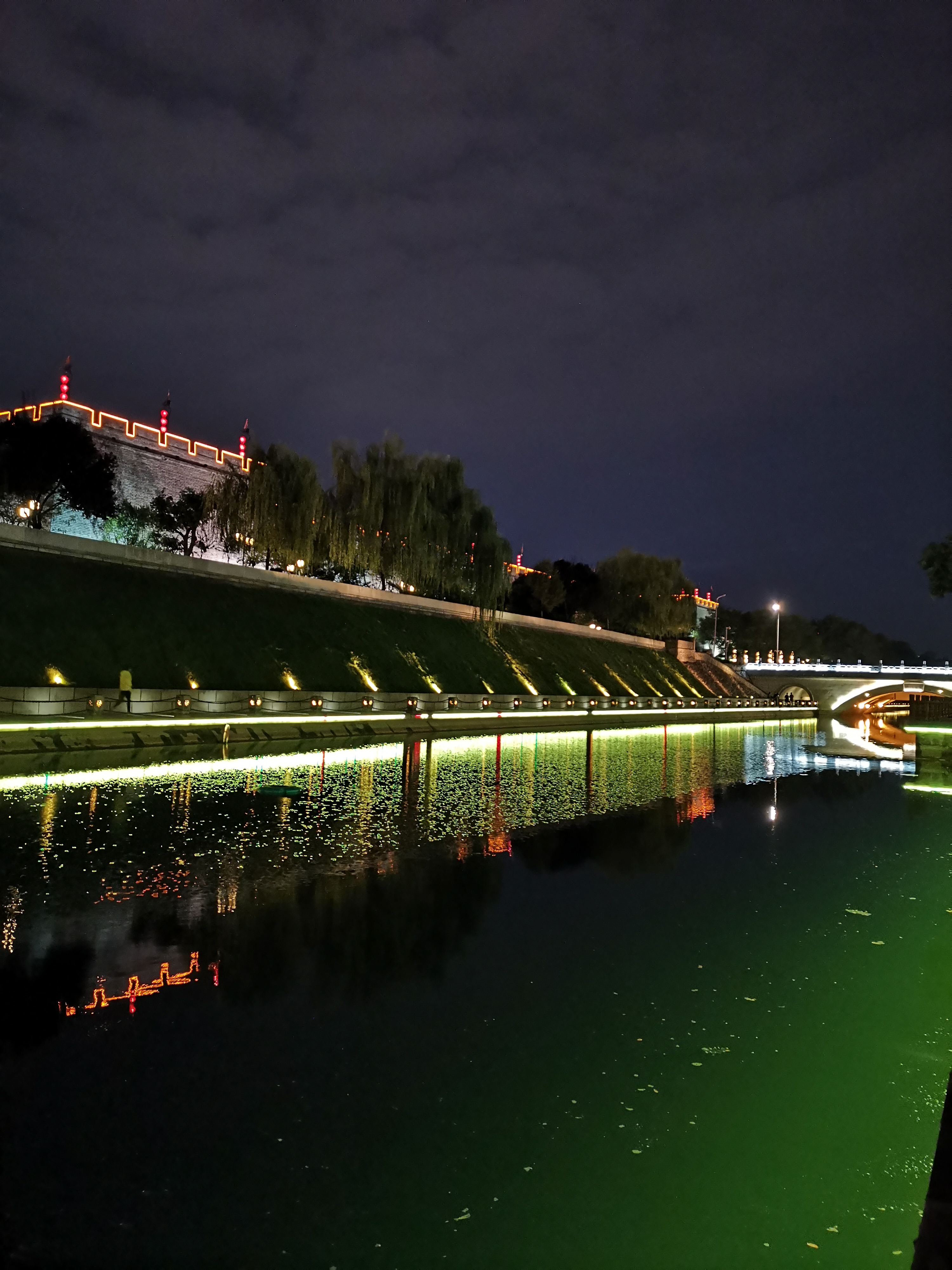 夜游西安护城河,发现不一样的美景