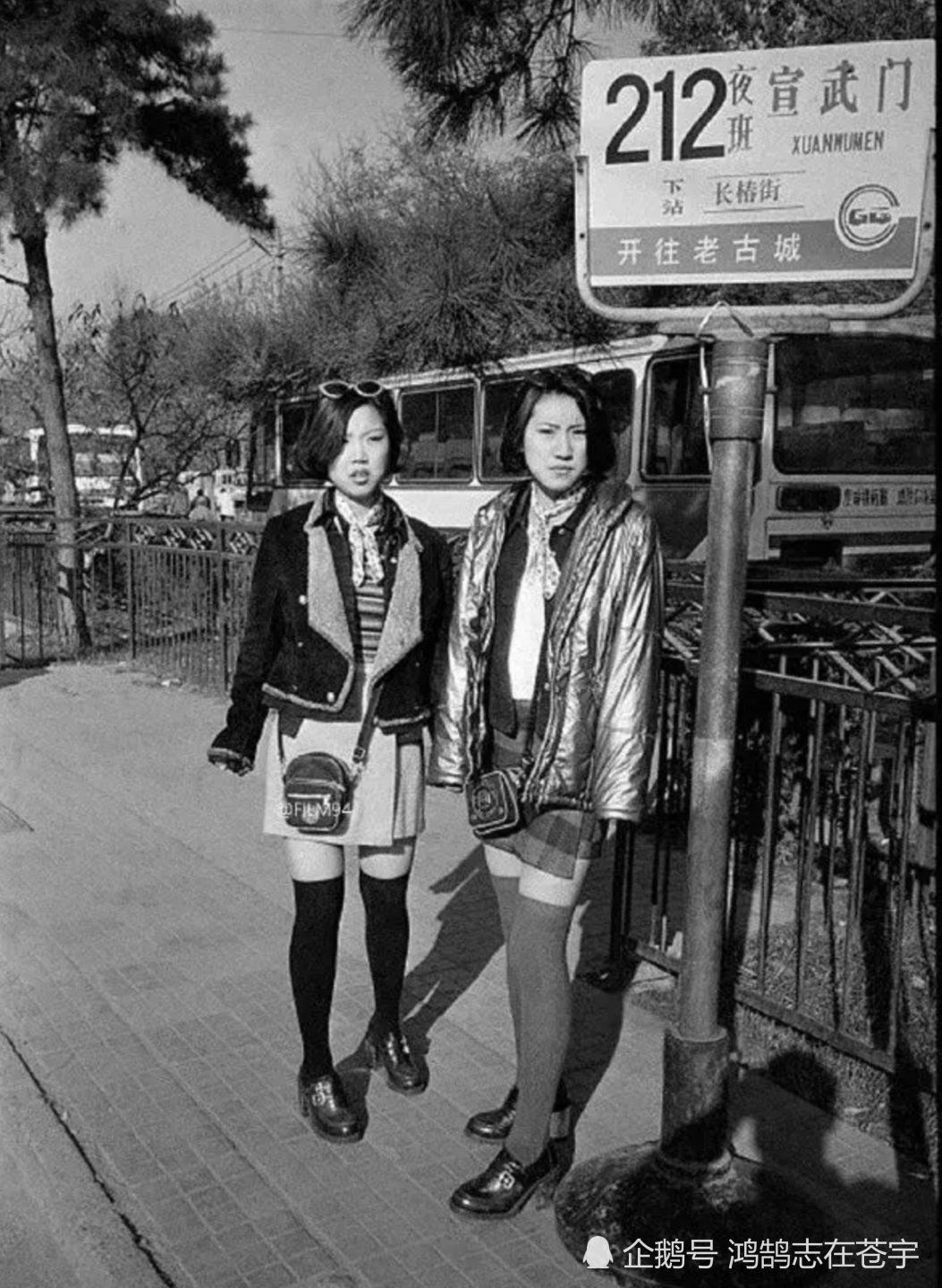 时髦九十年代印记,北京站台的时尚妹时髦靓丽,几位大叔翻看美女挂历