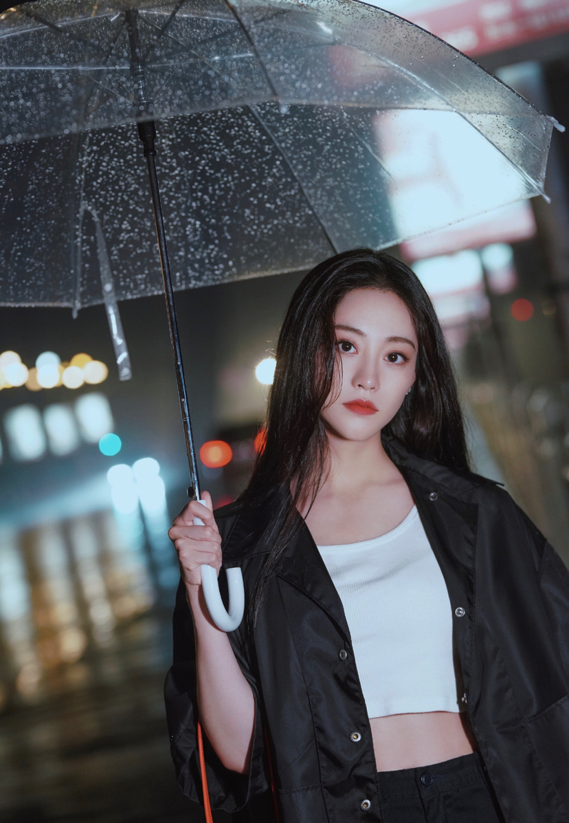 漂亮气质美女明星祝绪丹户外打雨伞写真美图
