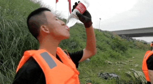 网友表示 喝水时"咕噜咕噜"的声音 太让人心疼了: "一定是连喝水的