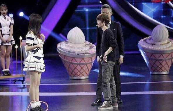 武艺被问鞠婧祎优点,直言是我喜欢的身高!四千年当场黑脸