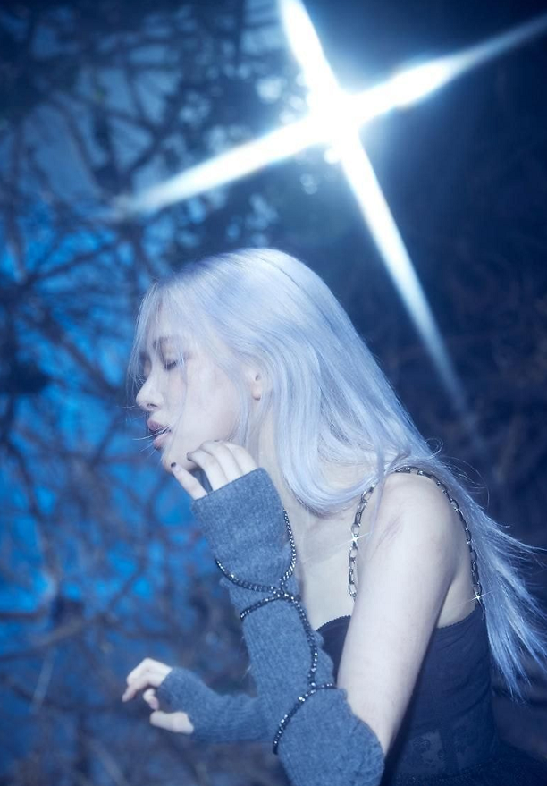blackpink回归未公开照片,lisa粉长发超飒!朴彩英鞋子
