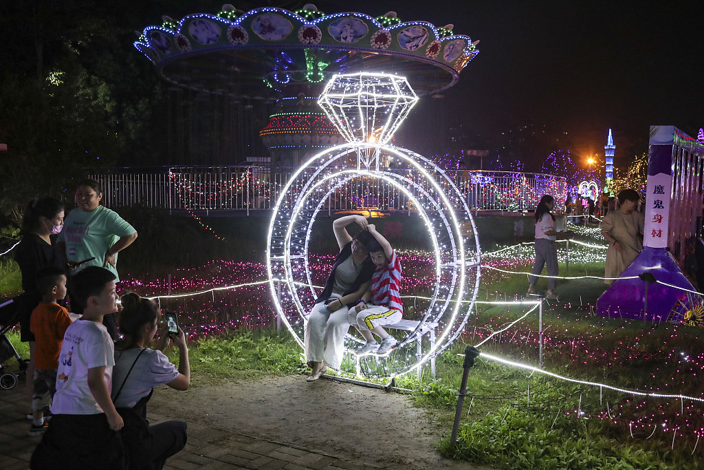 江苏淮安:"萤火虫之夜"梦幻灯光节开幕吸引众多游客