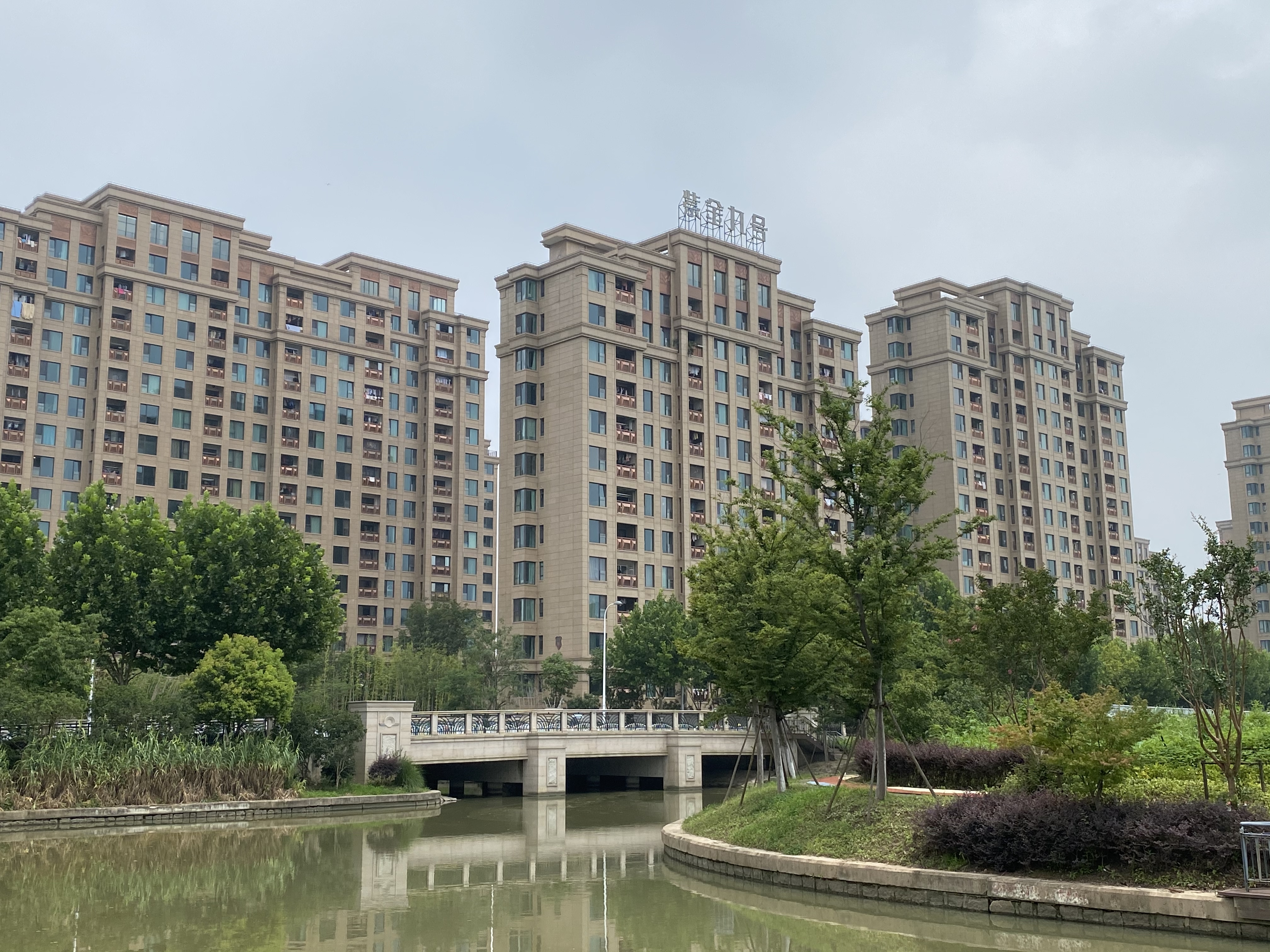 华侨城逾50亿竞得上海唐镇宅地,楼面价4.4万元/平米
