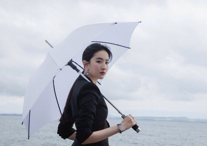 美女影视明星刘亦菲雨天湖边打伞时尚写真