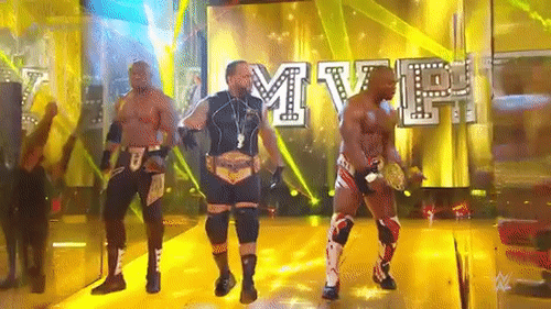 这个小帮派已拥有了两个冠军头衔 今天他们大摇大摆来到擂台上 对其他