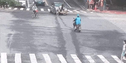 几十名外卖小哥一拥而上,11秒,1条命!