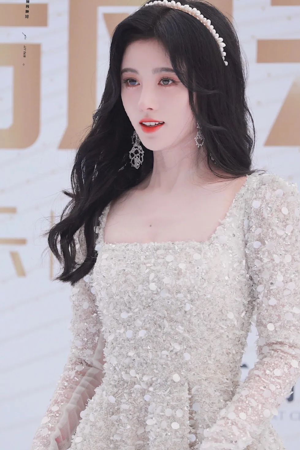 鞠婧祎美得过分!穿白色公主裙艳压全场,脚踩30cm高跟鞋不简单