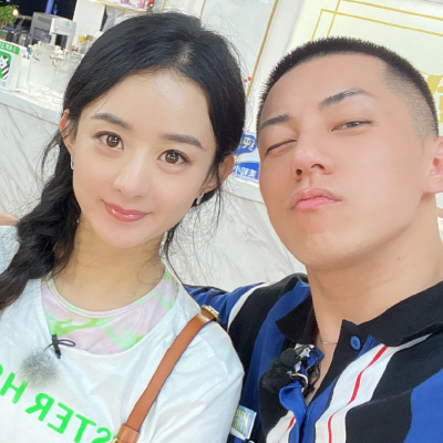 赵丽颖自拍时特可爱,他人相机中却暴露眼角皱纹