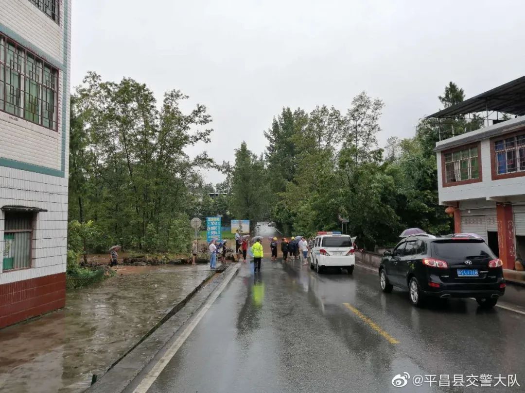 巴中平昌一乡镇街道成"河",多处道路中断!