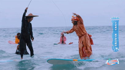 更难得的是这对小姐姐们,两人共乘一块冲浪板,实力演绎敦煌飞天.