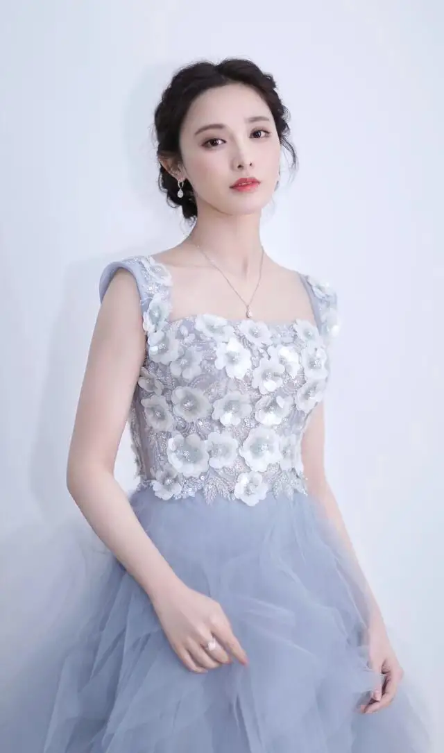 90后新生代演员彭小苒 唯美写真