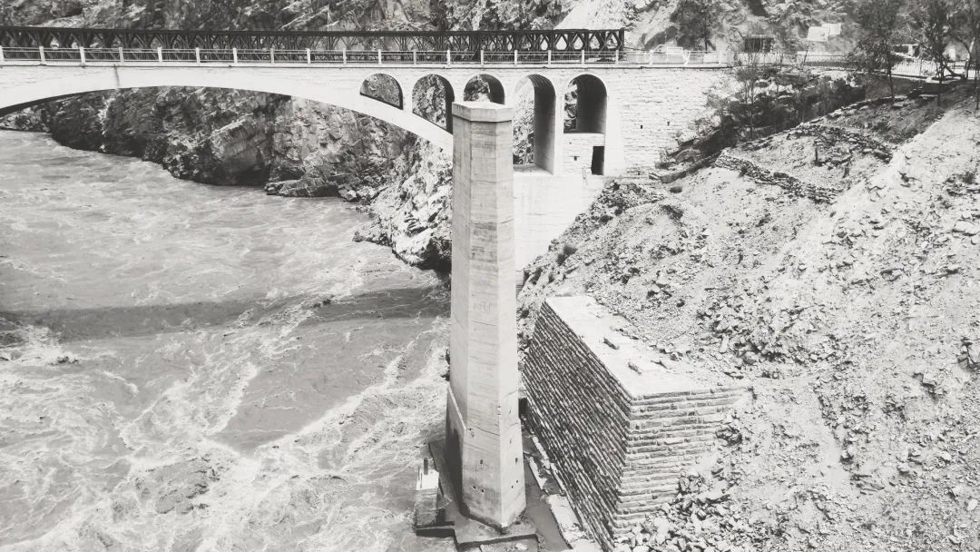 骑行川藏线d15,怒江大桥有一座特殊的桥墩!