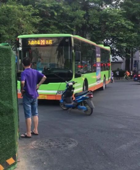 南国早报记者上前劝说男子驶离,对方指着公交车司机说