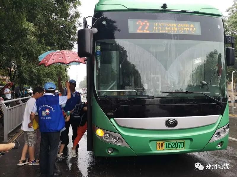 郑州多辆公交车紧急补充"共享雨伞"