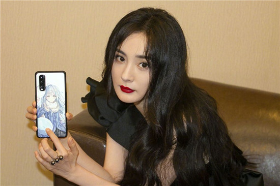 杨幂指着手机壳拍照,暗示自己还有颗少女心,想再次嫁人了?