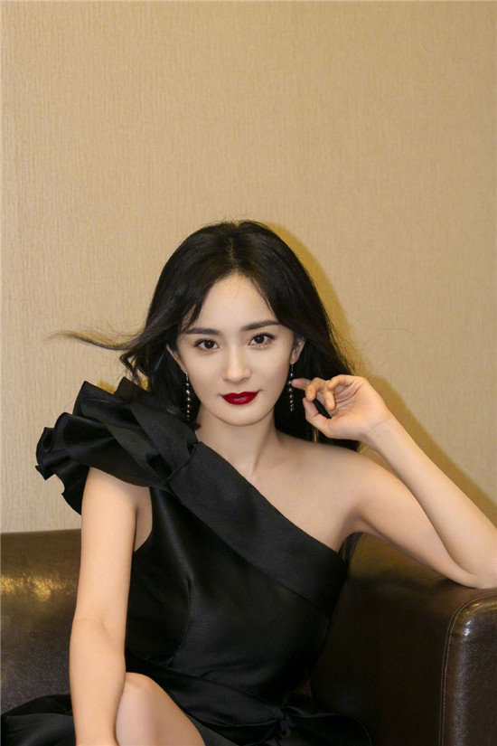 杨幂指着手机壳拍照,暗示自己还有颗少女心,想再次嫁人了?