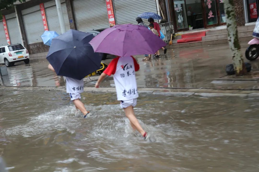 叶县暴雨来袭,镜头拍下这样一幕