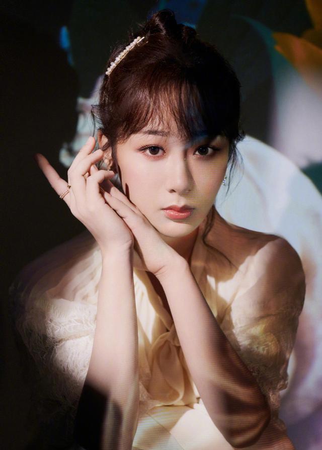 杨紫清新感效果十足!名门泽佳西柚碎钻眼妆实力演绎夏日复古风