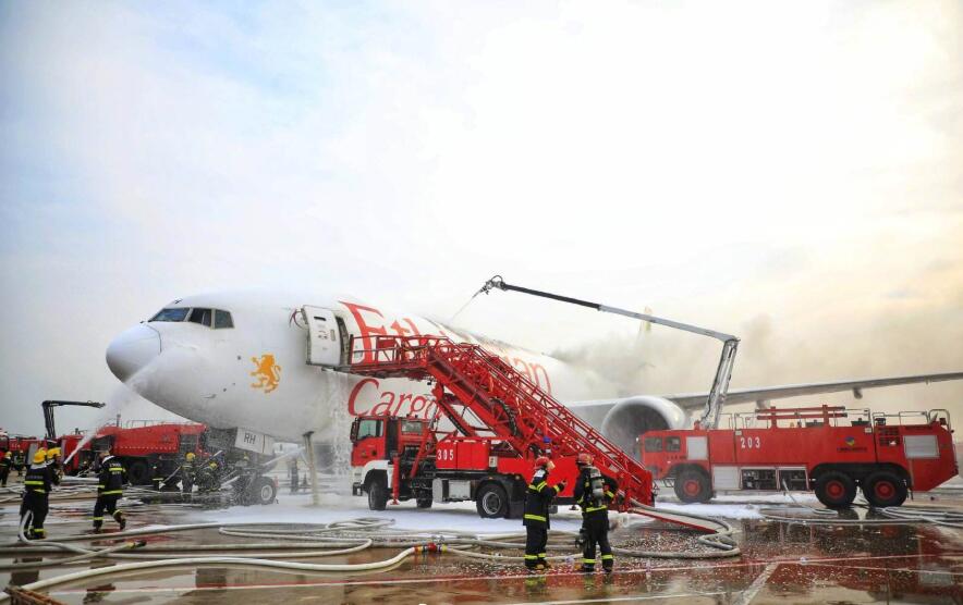波音再出事故,飞机在上海机场起火,18辆消防车抵达现场