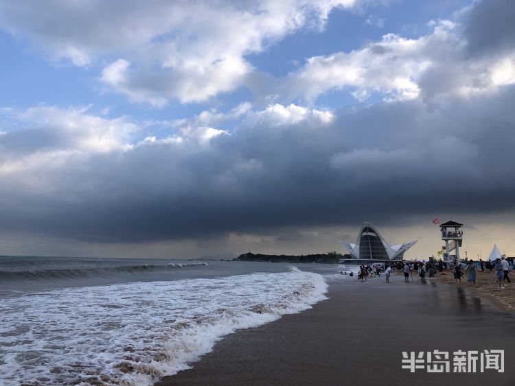 白浪缱绻海风习习 青岛西海岸新区金沙滩景区暴风雨后风景依旧