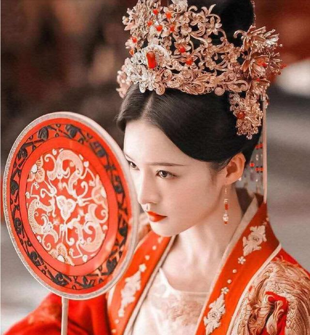 但是这样倾国倾城的容颜之下是一颗早就深埋仇恨冷若冰霜的心,连眼神