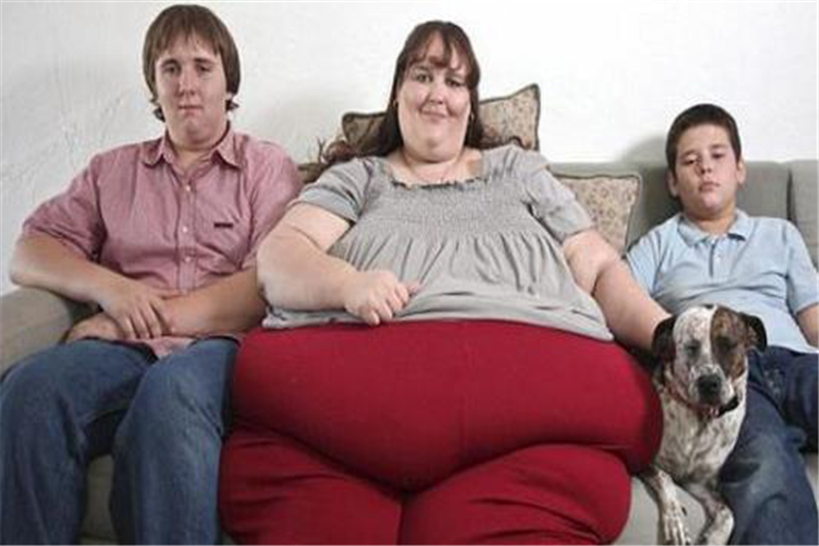 世界上最胖的美女,被老公养到1450斤,生下2个儿子后哭