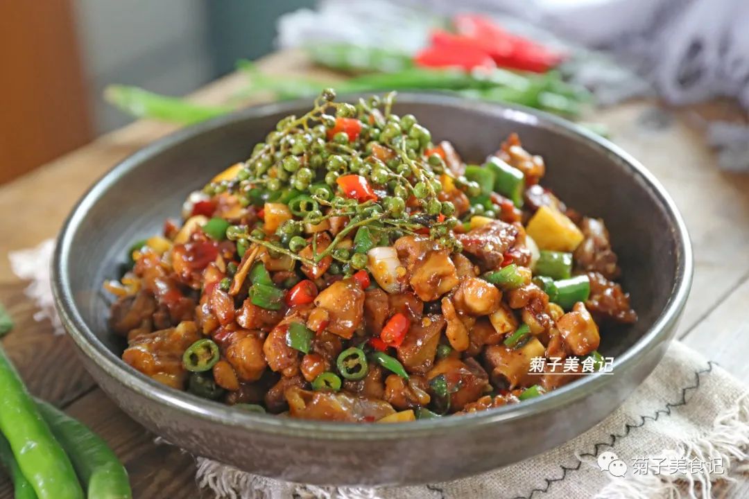 教你在家做快手小炒,新鲜藤椒炒鸡腿肉,营养开胃,简单