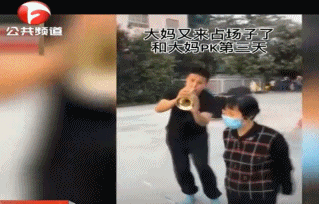 广场舞大妈凭球技霸场这回篮球少年输得心服口服