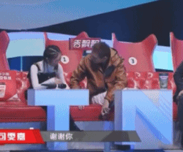 最后在满场的掌声和欢呼声中,陈伟霆和身旁的邓紫棋无奈大笑,才结束了