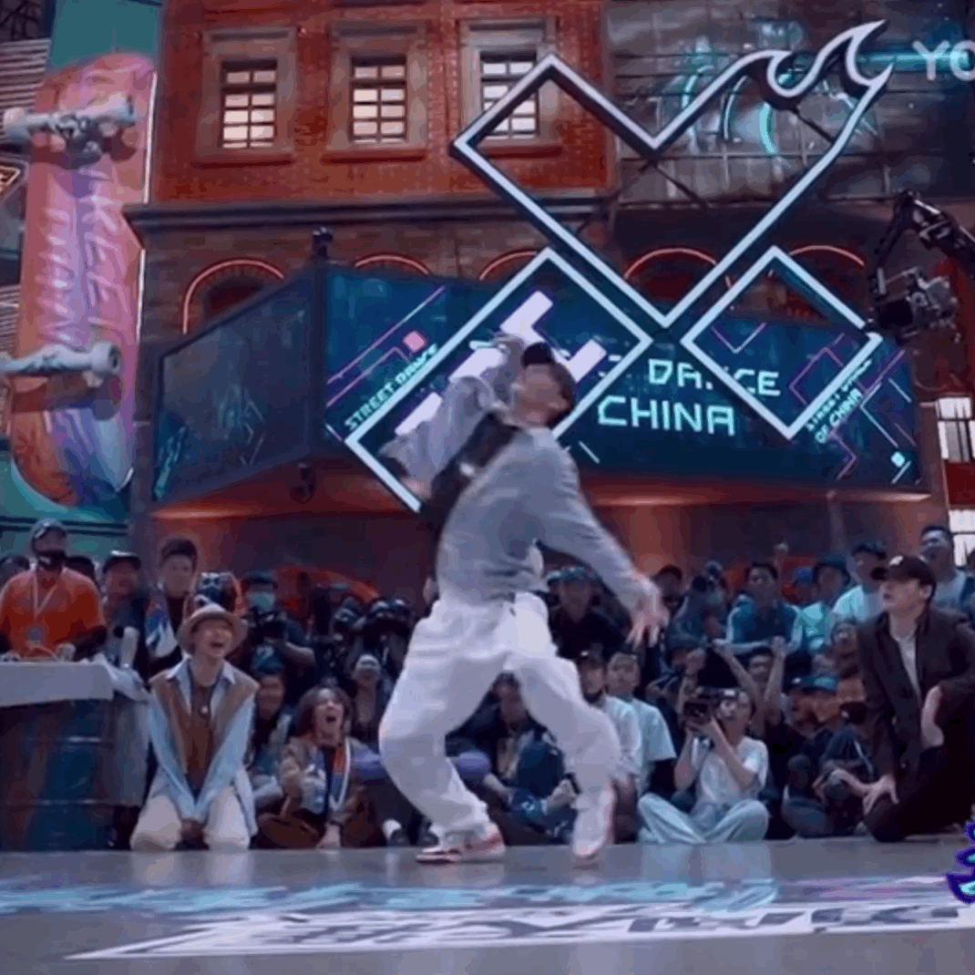 街舞3第二期:王一博单膝跪地硬核踩点燃炸全场!网友:心疼膝盖