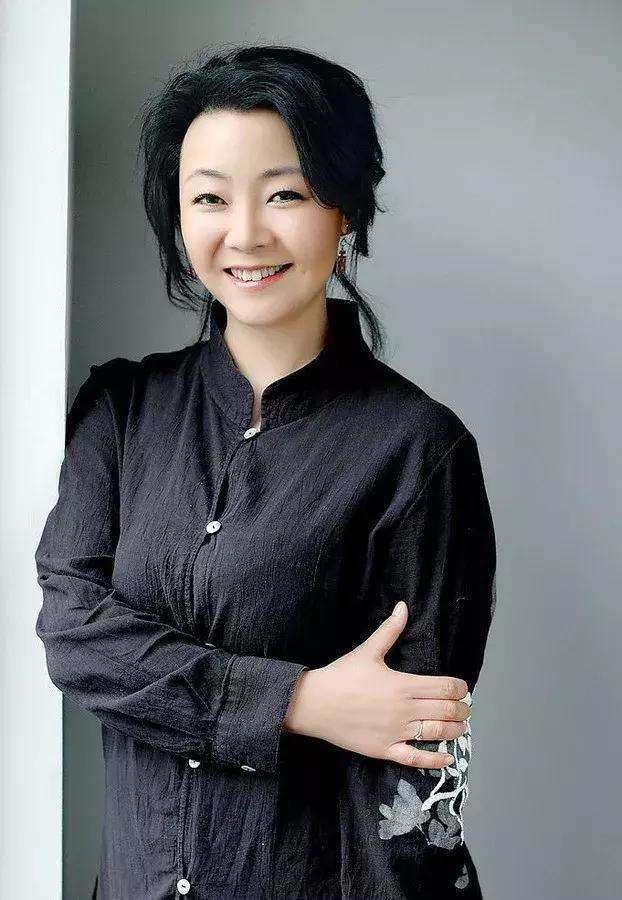 国家一级演员萨日娜:丈夫花258元把她娶走,"啃夫"6年