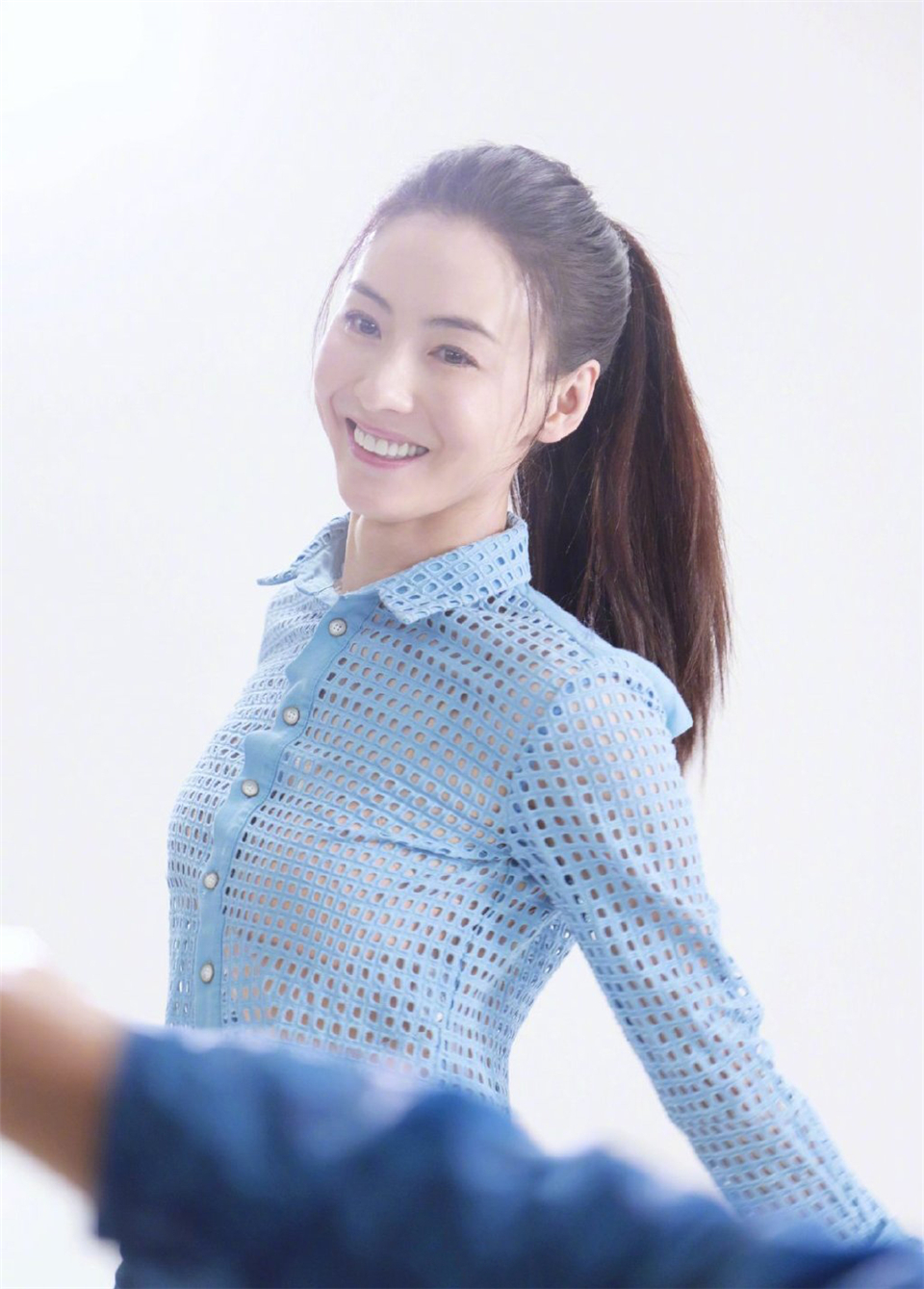 优雅知性气质香港影视演员美女明星张柏芝蓝色衬衣魅力写真