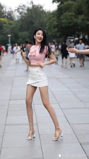 街拍:夏日炎炎,有你超甜,小姐姐"萝莉范儿"真惹人喜爱