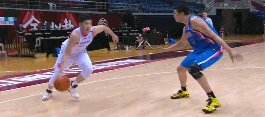 末节还剩下5分钟左右的时候,高诗岩带球推进,交给底角王化东,后者走