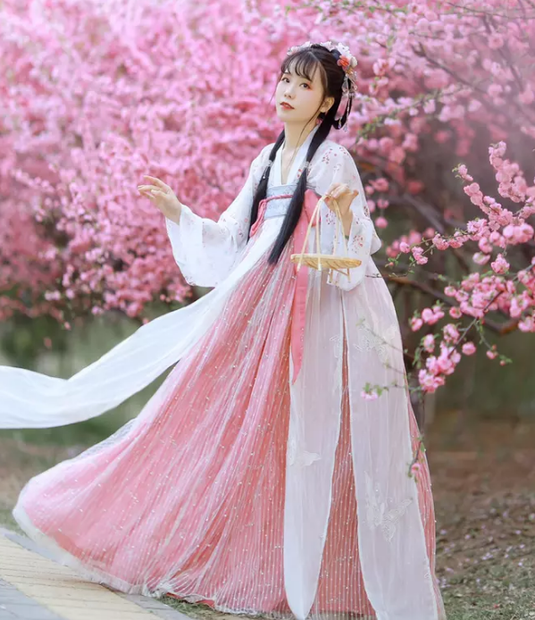 甜美可爱的汉服小姐姐,站在樱花树下的样子,显得格外迷人!