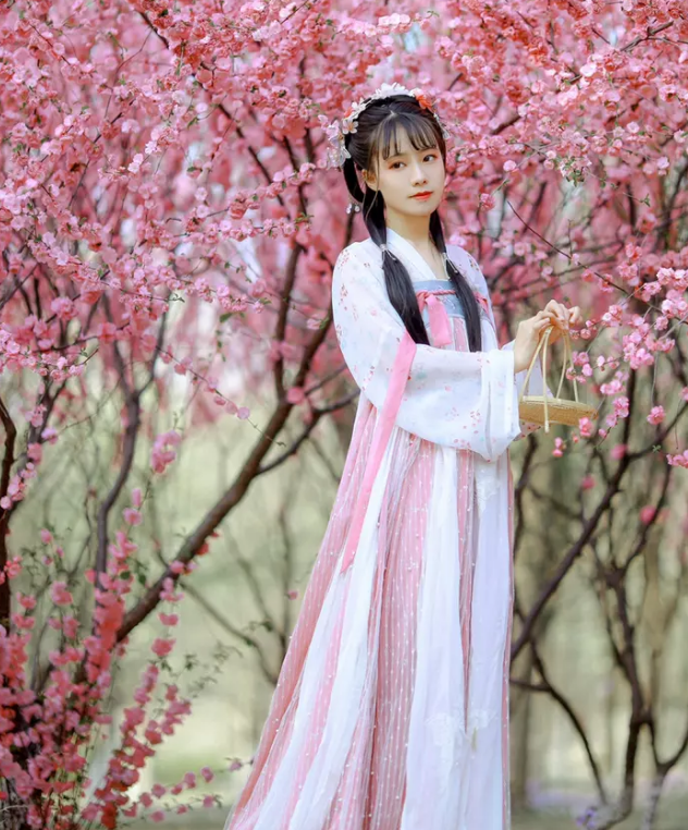 甜美可爱的汉服小姐姐,站在樱花树下的样子,显得格外迷人!