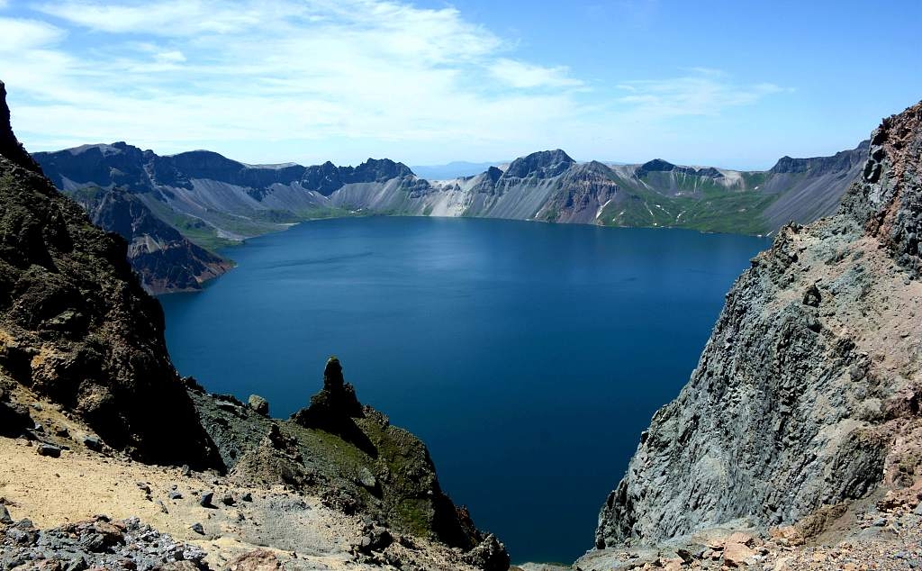 2020年7月25日,吉林省安图县,长白山天池呈现全景吸引游客光旅游.