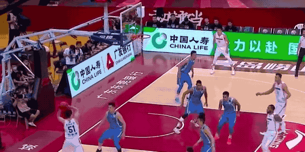 周鹏本场封盖2次,cba生涯盖帽数达到236个,超越球队总经理朱芳雨(23