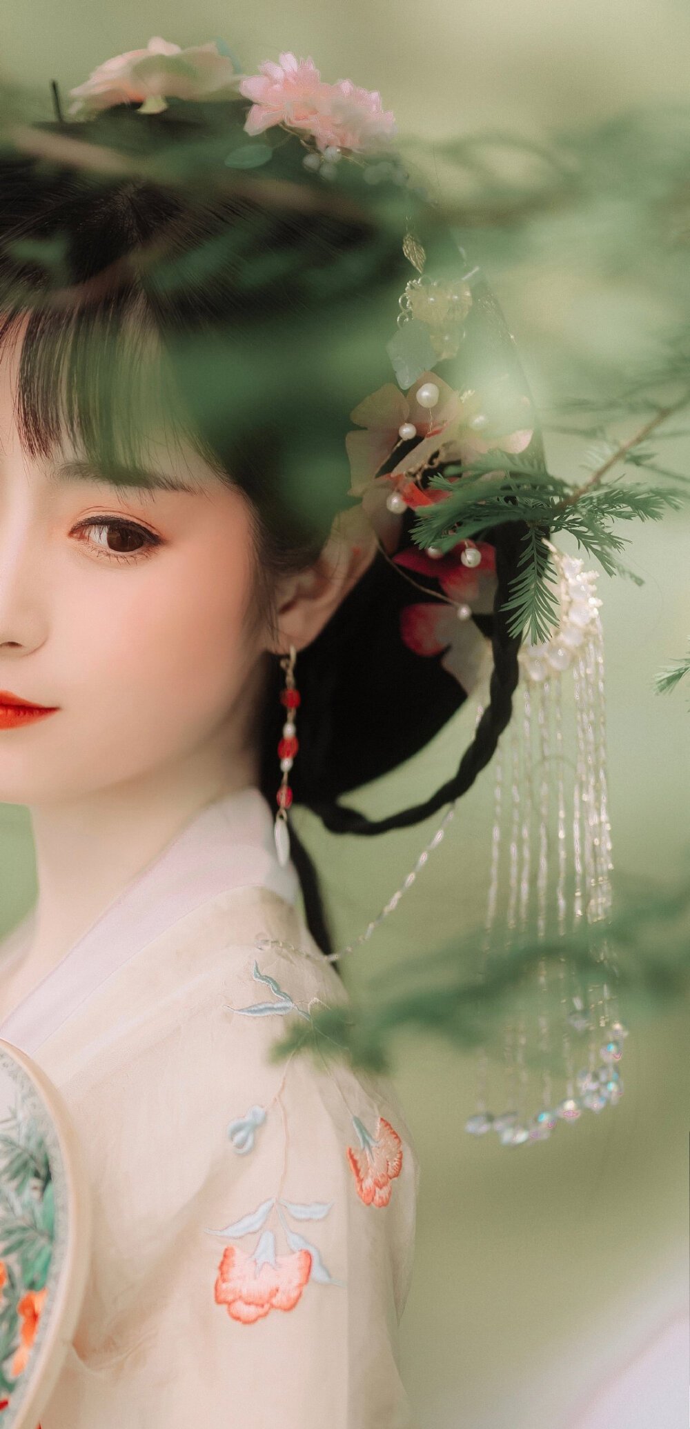 在农村婚礼中,穿上万元的汉服作为敬酒服合适吗?