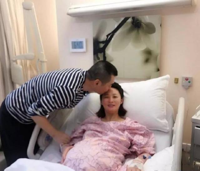 43岁蒋勤勤高龄生二胎,如今样貌令人感慨,高龄产妇的苦自己懂