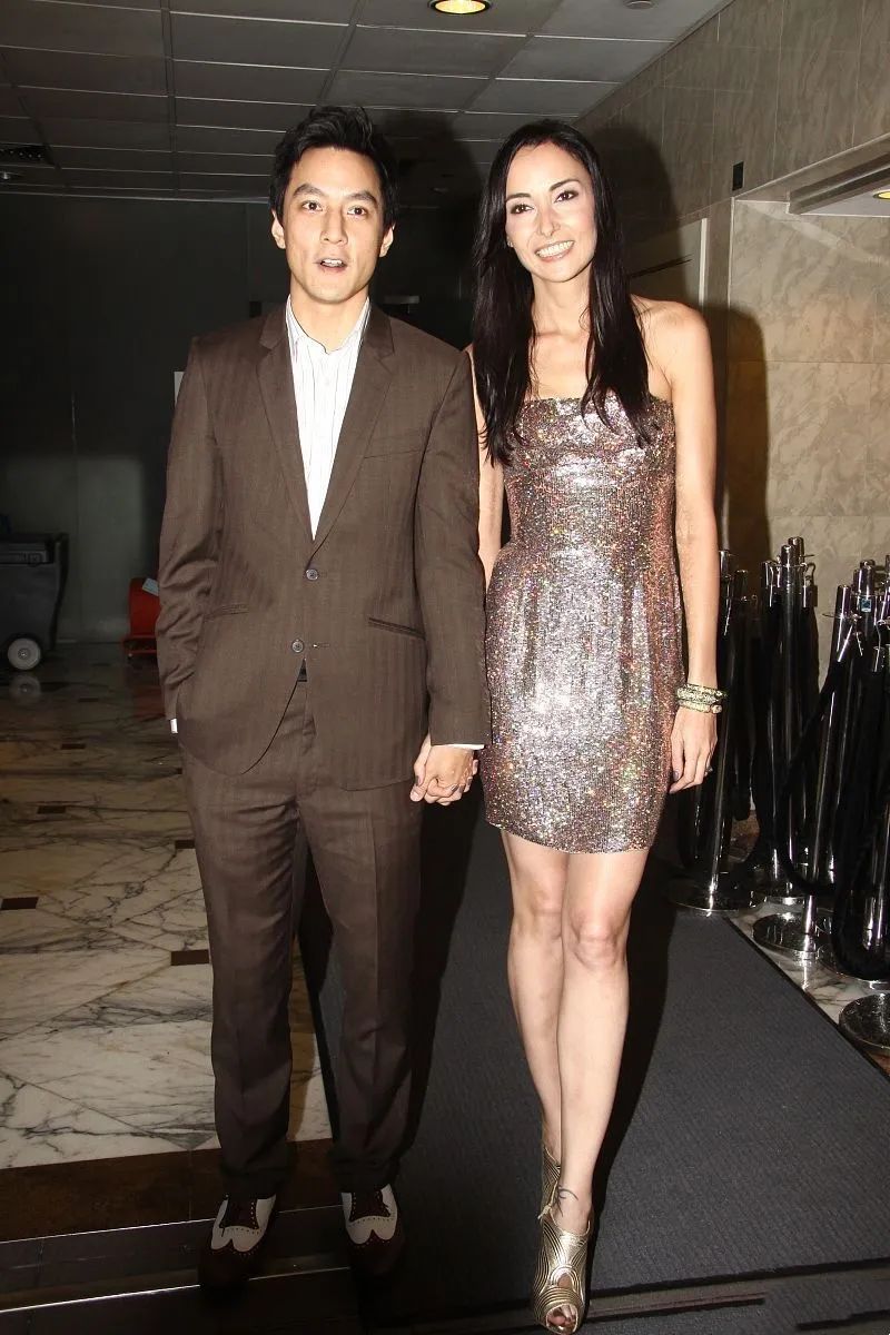 吴彦祖外籍老婆这么美穿斜肩小黑裙比老公还高夫妻相惹眼