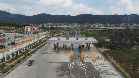 龙田服务区龙田服务区占地114亩,主体建筑面积5500平方米.