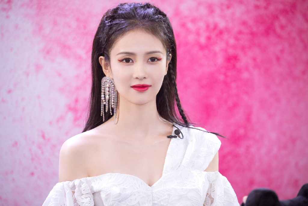 清纯不失性感 潮流派 2020-07-31 18:28 模特出身的白鹿,因神似刘诗诗