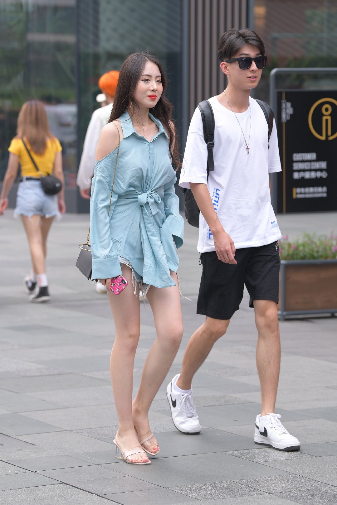 路人街拍:又一个当街撒狗粮的美女,看得我都嫉妒了