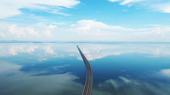 熊伟夏日的晴天天空是治愈的蔚蓝色明黄色的地铁飞驰窗外