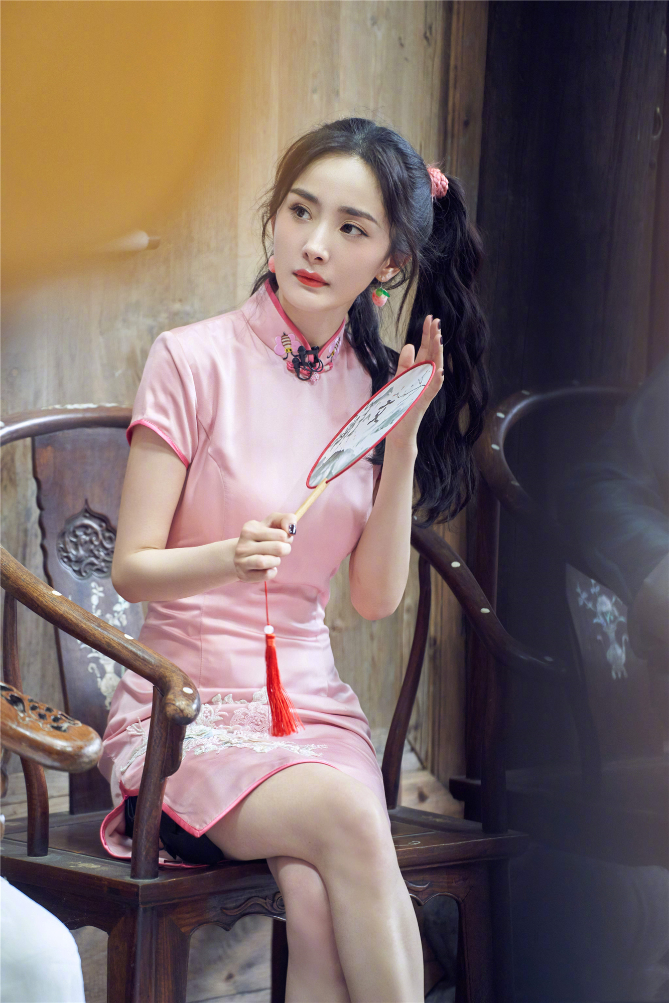 杨幂粉色旗袍造型曝光少女感十足这是人间水蜜桃吧